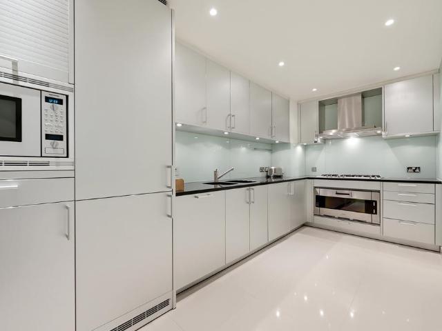 Knightsbridge, London SW7 3 bed apartment to rent £18,499 pcm £4,269 pw