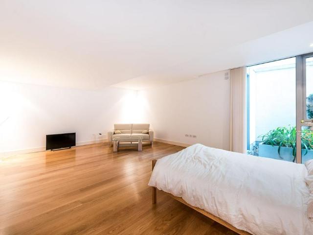 Knightsbridge, London, SW7 Studio to rent £5,200 pcm £1,200 pw
