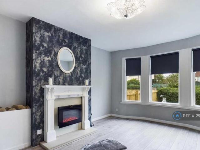 Knightswood, Glasgow, G13 2 bed flat to rent £1,189 pcm £274 pw