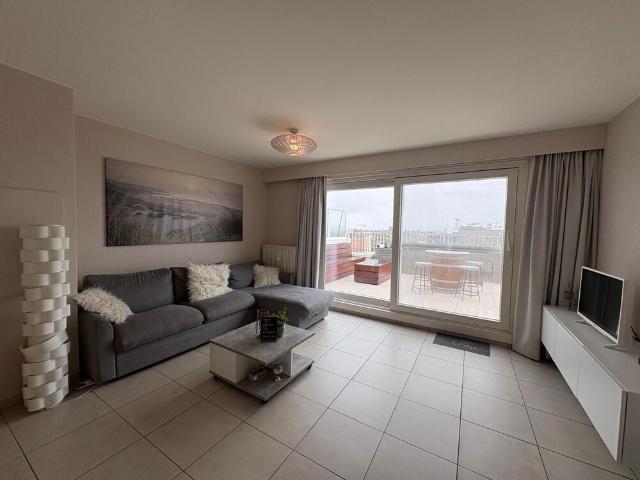 Knus gemeubeld dakappartement te huur met riant terras te Oostende!