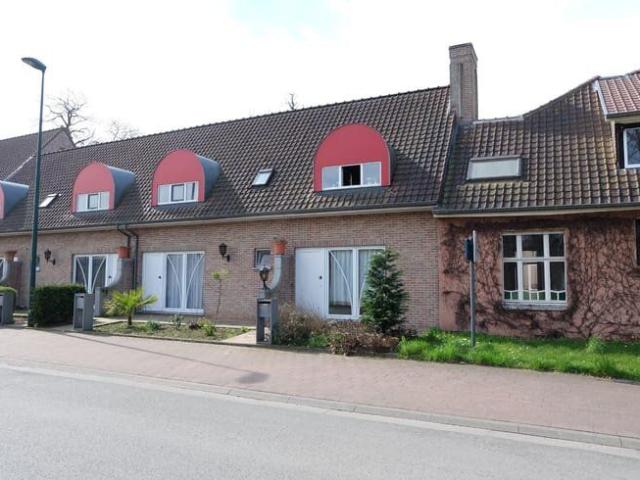 Knusse woning gelegen aan het park van Poeke, residentiël.