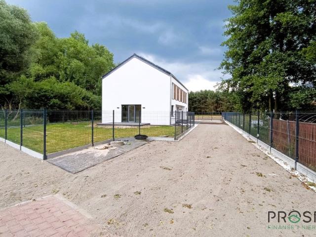 Nowoczesny dom bliźniak z fotowoltaiką i garażem