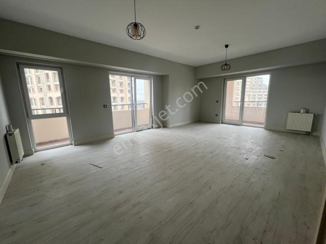 Kptaş Venezia Mega'da Kiralık 3+1 Boş Site İçi Manzara Ful Balkonlu