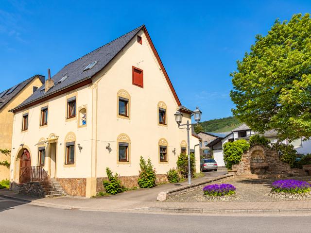 Kröv Zentrum: 1 2 Familienhaus mit Stellplätzen und Freisitz in zentraler Lage!