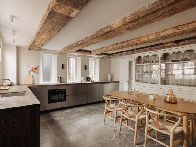 Kromme Waal, gorgeous furnished 3 bedroom apt
