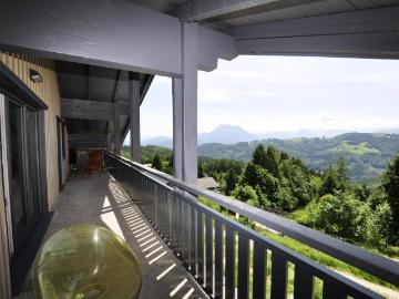 Kronberg: Zweitwohnsitztauglich! Herrliche Dachgeschoßwohnung mit Weitblick und weiteren Gestaltungsoptionen!