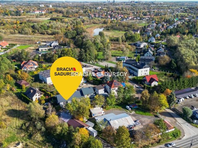 Inwestycyjna nieruchomość z halami i domem w Krakowie