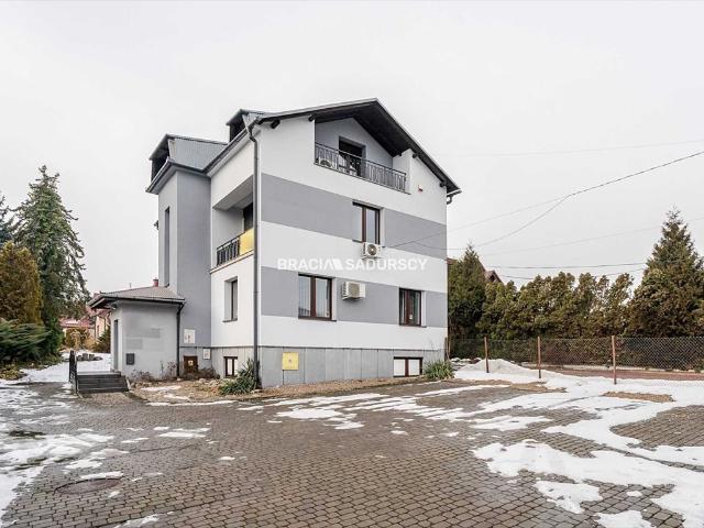 Polecam przestronny lokal 270 m² z parkingiem w Krakowie