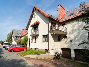 Inwestycyjny dom z 9 mieszkaniami, ogródki, garaże