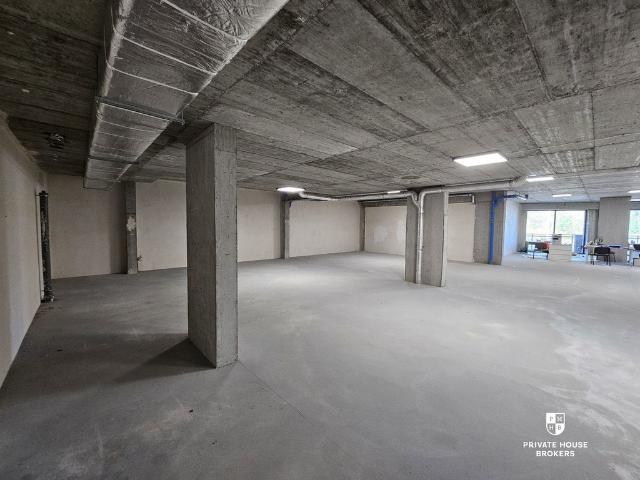 Nowoczesny lokal 293 m2 z witrynami i parkingiem w Skawinie