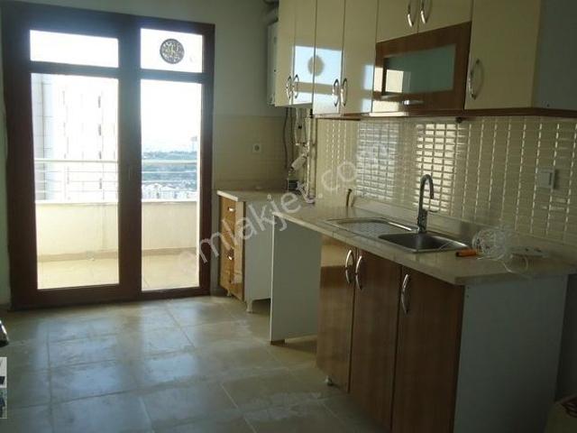 Krc'den Merkezi Konumda Katta Manzaralı Kiralık 3+1 Daire