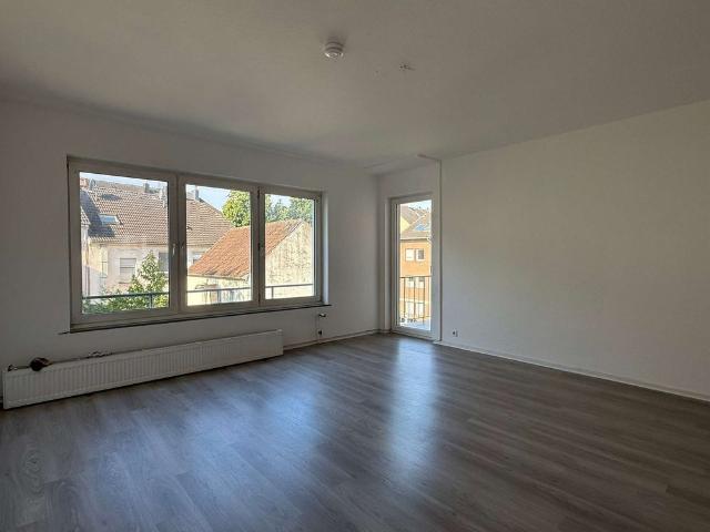 KREFELD CITY MODERNE 3 ZIMMERWOHNUNG MIT BALKON UND GARAGE!