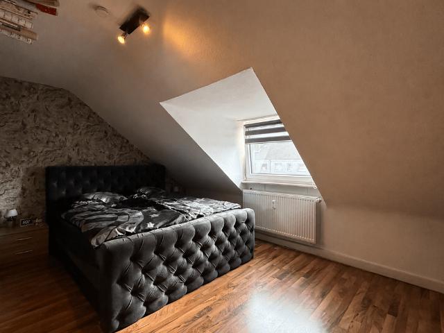 KREFELD CITY SCHÖNE DACHGESCHOSSWOHNUNG MIT 2 ZIMMERN & KÜCHE + GARAGE!
