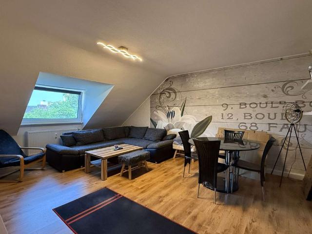 KREFELD CITY SCHÖNE DACHGESCHOSSWOHNUNG MIT 2 ZIMMERN & KÜCHE + GARAGE!