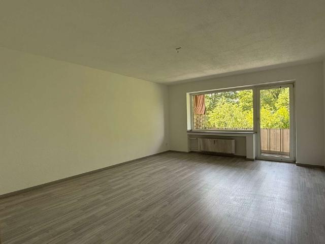 KREFELD FISCHELN: FRISCH SANIERTE 3 ZIMMERWOHNUNG MIT BALKON IM 1. OBERGESCHOSS