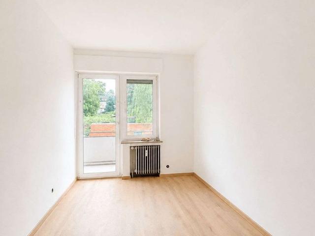 KREFELD INRATH: SANIERTE 3 ZIMMERWONNUNG IN GEPFLEGTEM MEHRFAMILIENHAUS +MIT BALKON