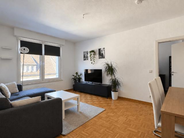 KREFELD: SCHÖNE 2 ZIMMERWOHNUNG ZENTRAL GELEGEN MIT EINBAUKÜCHE & PARKETTBODEN