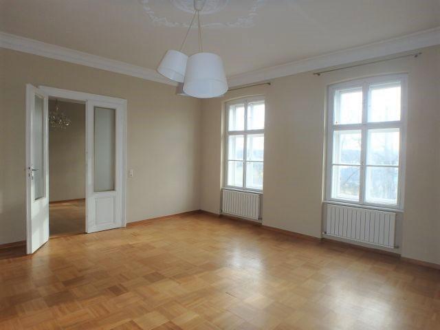 KREMS STEIN, Helle 3 Zimmer Altbauwohnung mit möglichem Parkplatz und herrlichem Ausblick