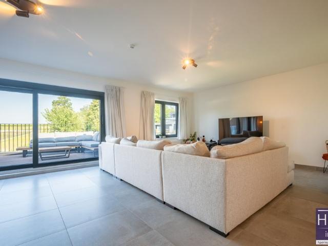 KRUISHOUTEM Ultra ruim triplex appartement GEEN SYNDIC