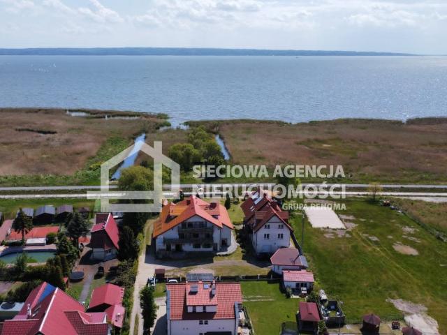 Dwa domy gościnne z basenem i widokiem na Zalew Wiślany