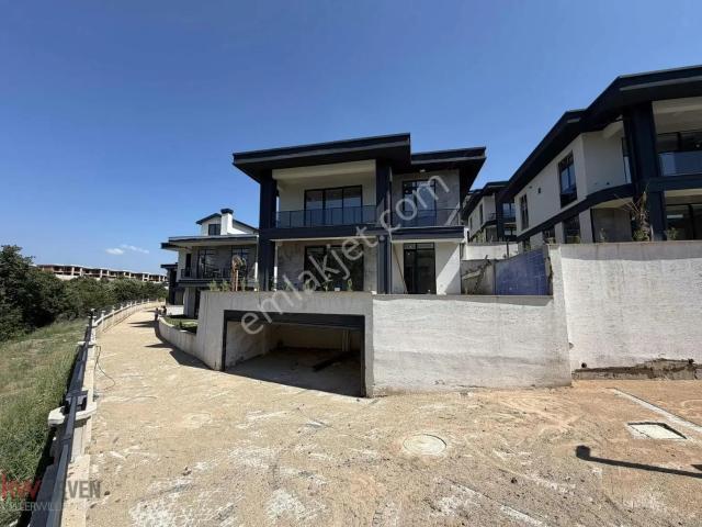 Kw Arven'den Başiskele Elysıum Country'de Satılık Lüks 7+1 Villa