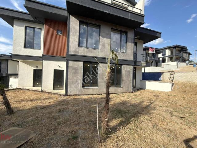 Kw Arven'den Elysıum Country'de 5+1 Satılık Tripleks Villa