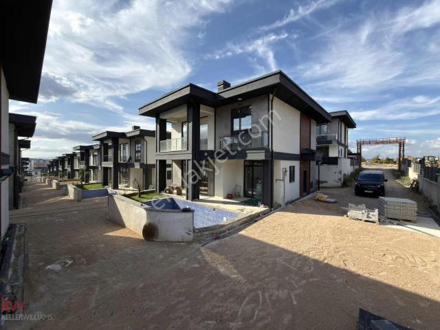 Kw Arven'den Elysıum Country'de Satılık 4+1 Doğa Manzaralı Villa