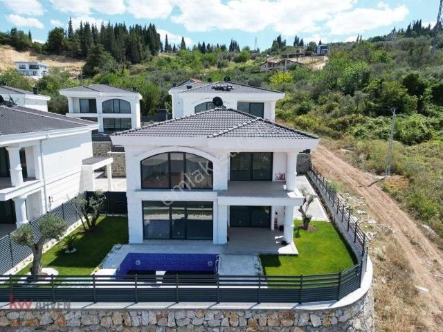 Kw Arven'den Site İçi Deniz Manzaralı 4+1 300 M2 Havuzlu Villa