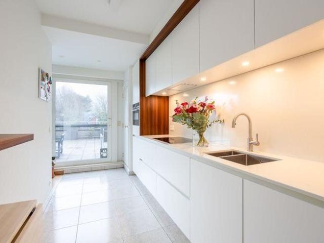 Kwalitatief afgewerkt, lichtrijk appartement met zonnig ter…