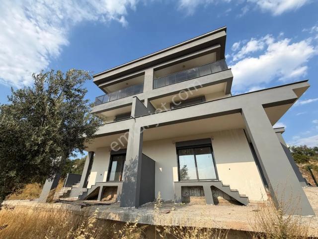 Kuşçuburun'un Zirvesinde Müthiş Manzaralı 3 Katlı Sıfır Villa