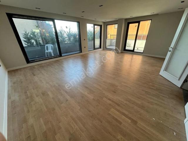 Küçük Çamlıca'da Bahçe Katı 5+1 Kiralık Dubleks