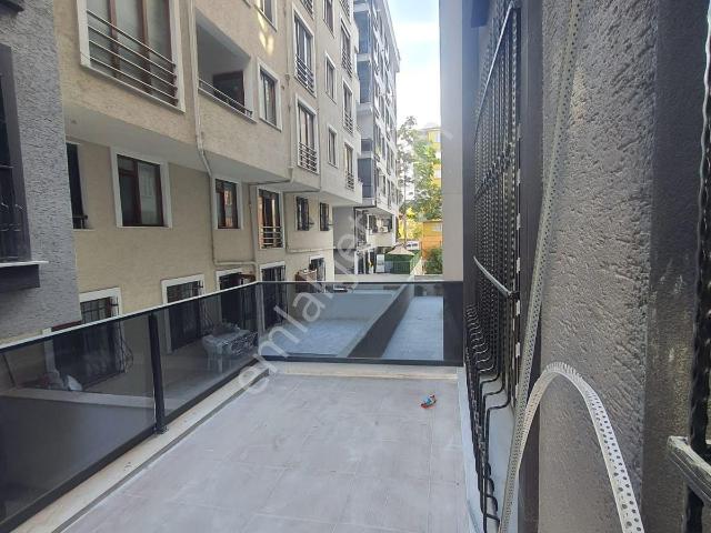 Küçükçekmece Cennet Mah. Satılık 100 M2 Teraslı 2+1 Büyük Y.giriş