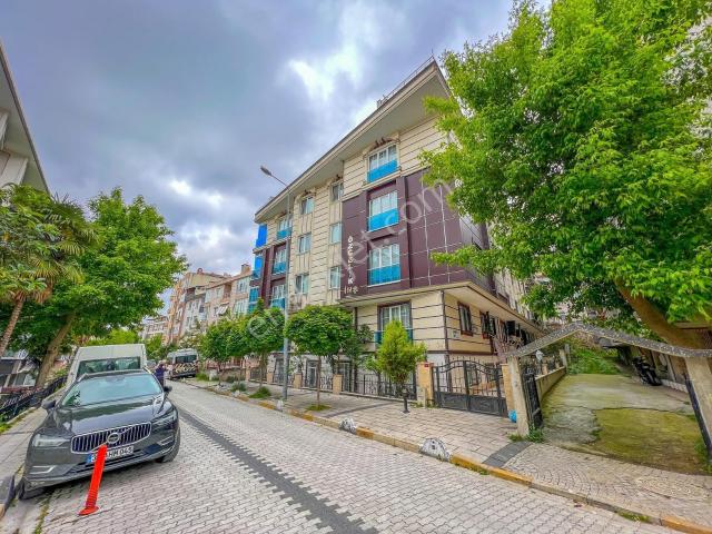 Küçükçekmece Cumhuriyet Mahallesi'nde Satılık 3+1 Bahçe Katı