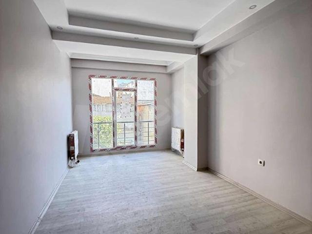 KÜÇÜKÇEKMECE KANARYA MAH SATILIK OTOPARKLI ARAKAT 2+1 DAİRE