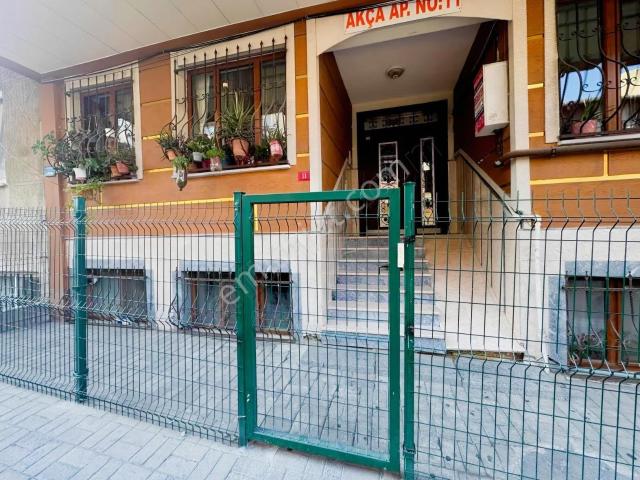 Küçükçekmece M.akif Mh Satılık 1+1 İskanlı Bahçeli Boş Daire