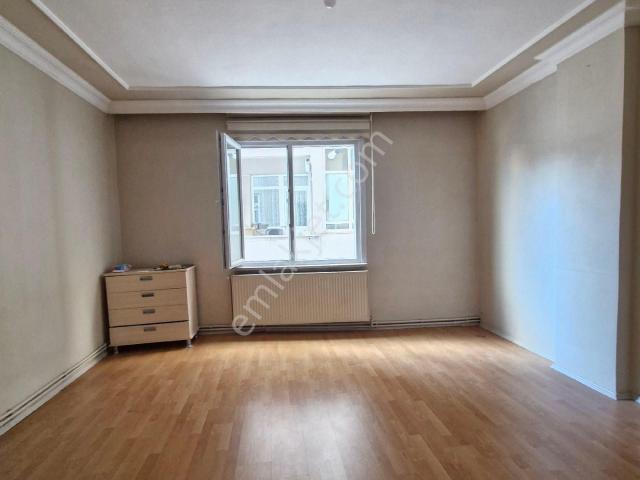 Küçükçemece Yeşilova Mah.satılık Çift Balkonlu 90 M2 Arakat Daire