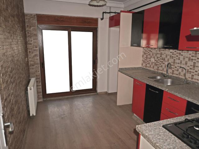 Küçükçiğli De Satılık3+1 Ebevynbanyolu+doğalgaz+balkon+asansörlü