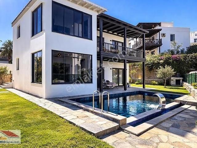 Küçükbükte 415m² Arsa İçinde Havuzlu 2 Tapulu Müstakil Bina