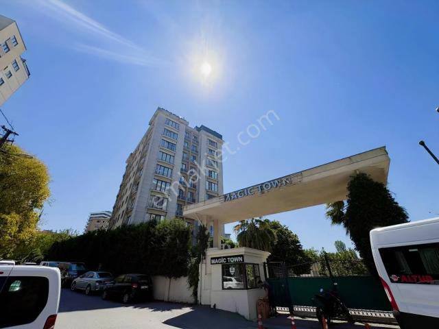 Küçükbakkalköy Magic Town Sitesinde 4+1 Bahçe Kullanımlı Dubleks