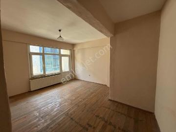 Küçükbakkalköy Mah. Preztij Cadde Üstü 1+1.50m2.3 Kat