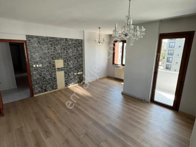 Küçükbakkalköy Merkezde Geniş 3+1 Kiralık Daire