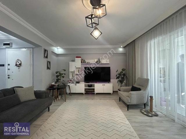 Küçükkumla'da İçi Komple Yenilenmiş Havuz Manzaralı 2+1 Daire