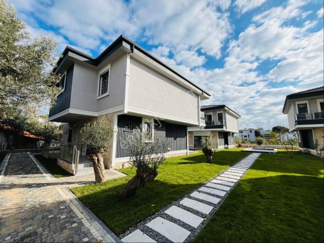 Küçükkuyu Mıhlı Bölgesin De Denize 150 Metre 3+1 Bahçeli Lüx Villa