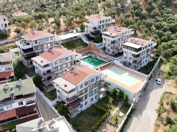 Küçükkuyu Satılık Havuzlu Sitede Bahçeli Masrafsız Daire