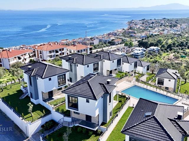 KÜÇÜKKUYU'DA 400 M2 ARSA İÇİNDE FUL DENİZ MANZARALI HAVUZLU VİLLALAR