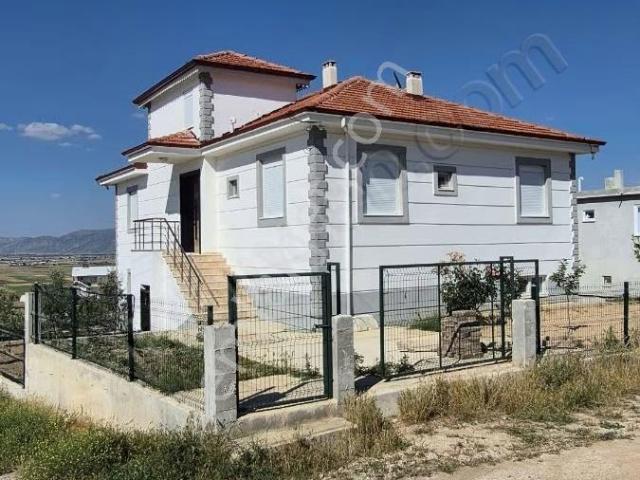 Küçükköyde Eşsiz Vadi Manzaralı, Geniş Bahçeli Ve Eşyalı Satılı