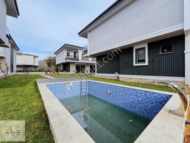 Küçükuyu'da Denize Yakın, Havuzlu, 140m² 3+1 Satılık Villa