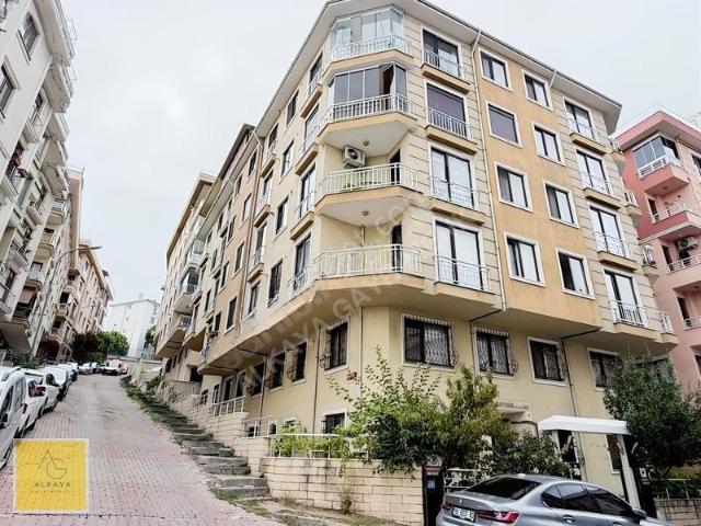 Küçükyalı Aydınevler'de Geniş Teraslı Kiralık 2+1 Daire