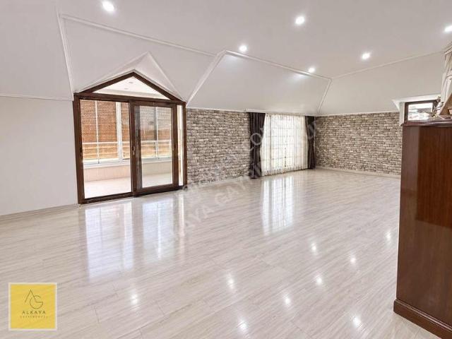 Küçükyalı Aydınevler'de Geniş Teraslı Kiralık 2+1 Daire