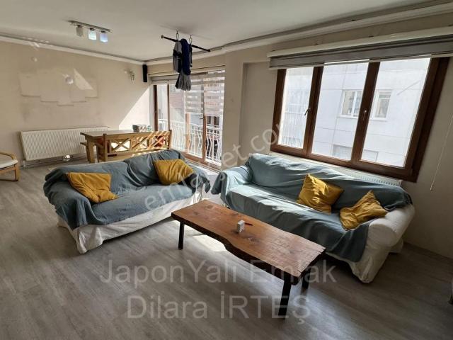 Küçükyalı’da Ara Kat İçi Yapılı Satılık Daire